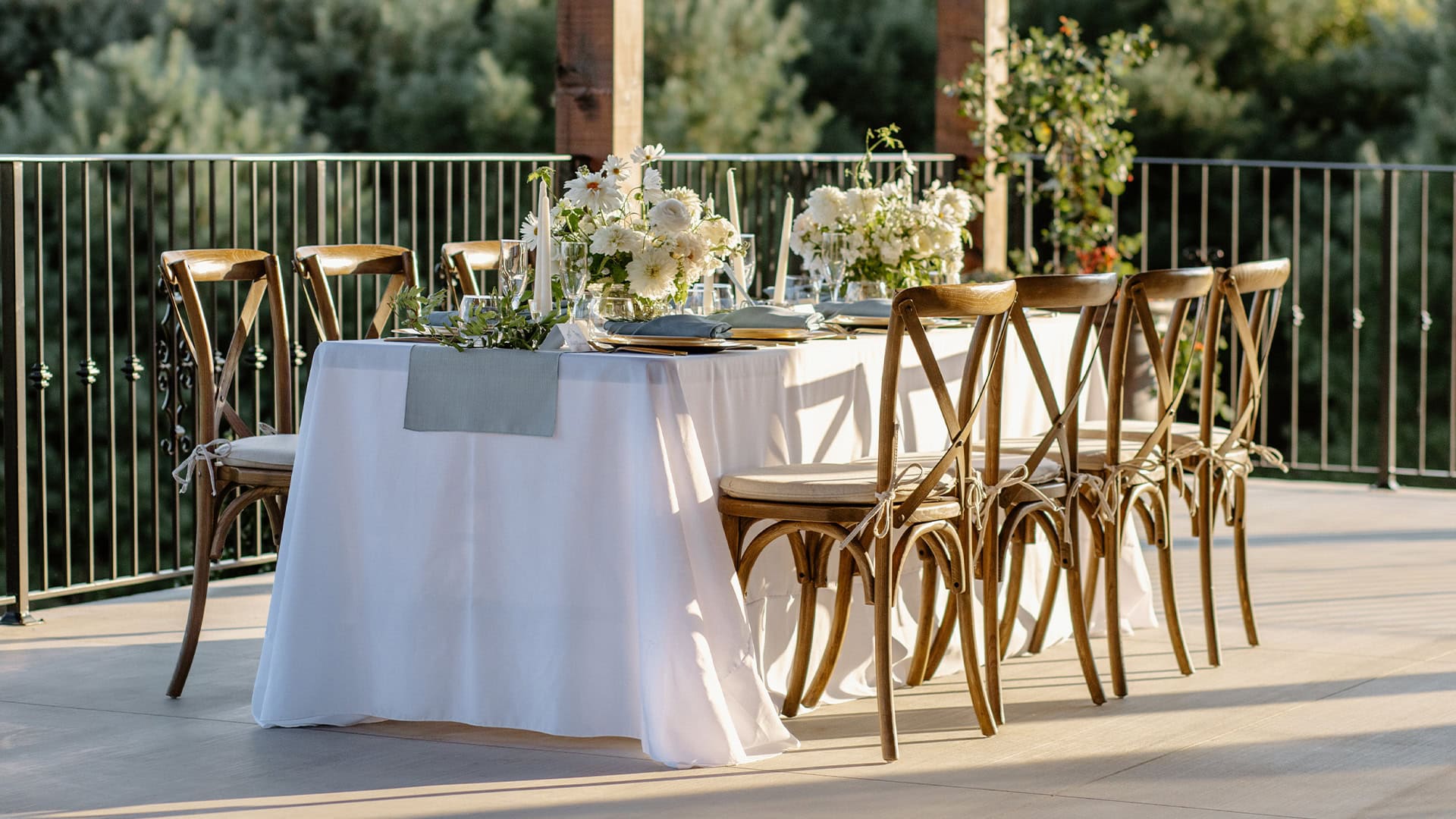 micro-wedding-table-setting-golden-hour
