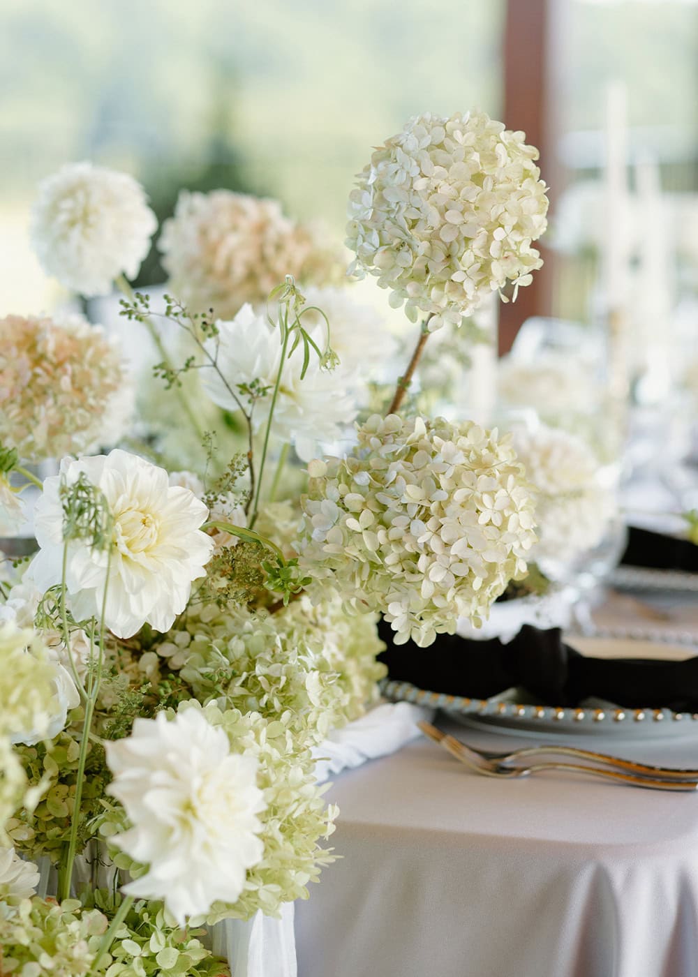 white-hydrangea-table-scape